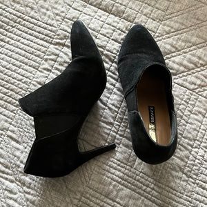 EUC Audrey Brooke Abtory Black Multi Suede Ankle Booties, size 9.5